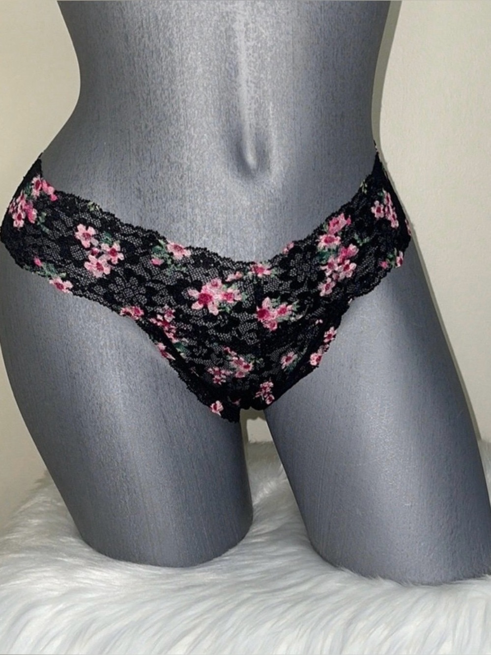 VICTORIAS SECRET POSEY LACE THONG PANTY UNDERWEAR.